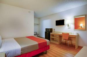 Postel nebo postele na pokoji v ubytování Motel 6-Tacoma, WA - Fife