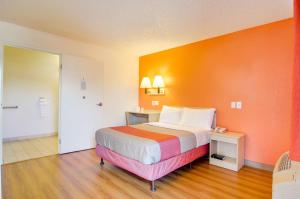 Postel nebo postele na pokoji v ubytování Motel 6-Tacoma, WA - Fife