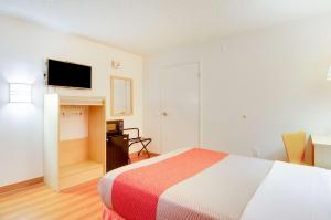 Postel nebo postele na pokoji v ubytování Motel 6-Tacoma, WA - Fife