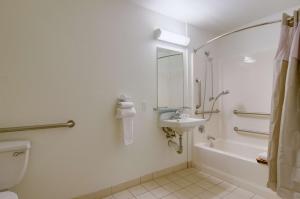 Koupelna v ubytování Motel 6-Tacoma, WA - Fife