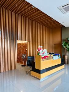eine Lobby mit einem Tresen, auf dem Schuhe stehen in der Unterkunft Bright & Cozy High-Rise Condo in Pulong Cacawate + 13 Fotos