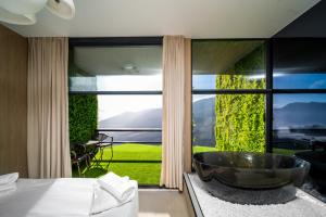 - une chambre avec une grande fenêtre et une baignoire dans l'établissement Lost In Clouds, à Yenokavan 100 autres photos