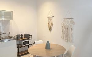 een eetkamer met een tafel en een keuken bij Le Studio 3, Calme & Cosy à 2 Pas de Stanislas in Nancy