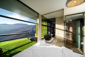 Cảnh núi rừng hoặc tầm nhìn ra núi từ resort