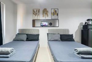 En eller flere senge i et værelse på Plumera Condo Near Airport Malls & Schools with Elevator223 + 26 billeder