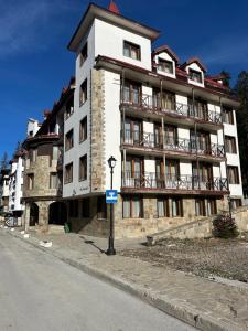 Bygningen som lejligheden ligger i + 4 billeder