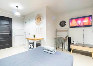 Et tv og/eller underholdning på Plumera Condo Near Airport Malls & Schools with Elevator223