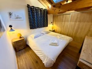 een slaapkamer met een groot wit bed in een kamer bij Le Refuge d'Ours, Champagny in Champagny-en-Vanoise