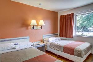 Postel nebo postele na pokoji v ubytování Motel 6-Grants Pass, OR + 37 fotografií