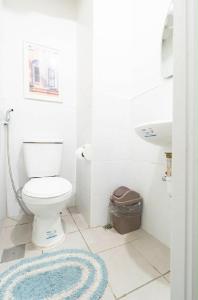 Et badeværelse på Plumera Condo Near Airport Malls & Schools with Elevator223