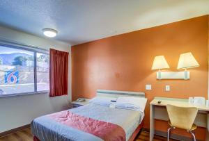 Postel nebo postele na pokoji v ubytování Motel 6-Grants Pass, OR