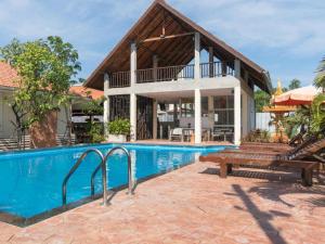 Bazén v ubytování Lotusland Resort nebo v jeho okolí