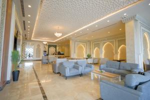 a lobby with couches and chairs in a building at Al Khulfaa Al Masy - فندق الخلفاء الماسي in Makkah
