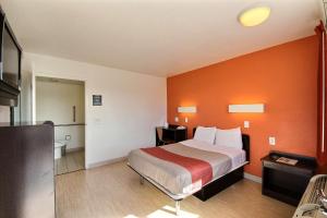 Postel nebo postele na pokoji v ubytování Motel 6-Laredo, TX - South
