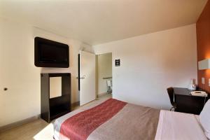 TV a/nebo společenská místnost v ubytování Motel 6-Laredo, TX - South