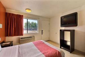 TV a/nebo společenská místnost v ubytování Motel 6-Laredo, TX - South