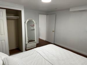 Postel nebo postele na pokoji v ubytování Maple Stay- Private 2 Bedroom Short term stay + 2 fotografie