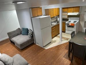 Kuchyň nebo kuchyňský kout v ubytování Maple Stay- Private 2 Bedroom Short term stay