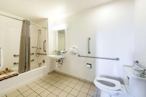 Koupelna v ubytování Motel 6-Mcallen, TX