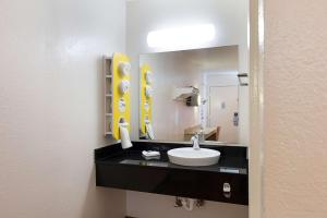 Koupelna v ubytování Motel 6-Mcallen, TX