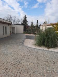 une allée en briques devant une maison dans l'établissement Andreini Patricia et Bruno, à Draguignan