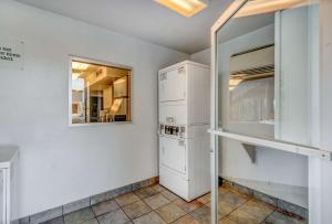 Kuchyň nebo kuchyňský kout v ubytování Super 8 by Wyndham Tracy