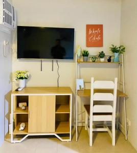 Et tv og/eller underholdning på Plumera Condo Near Airport Malls & Schools with Elevator125