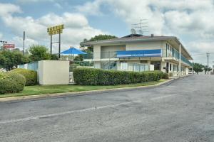 a building on the side of a street at Skyline Inn in Conway