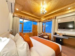 TV/trung tâm giải trí tại Snow Apple Resort by West Western - Central Heated Room and Air Cooled