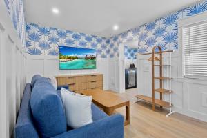 een woonkamer met een blauwe bank en een tafel bij Azul Resort Siesta Key in Siesta Key