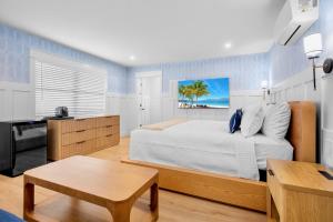 een slaapkamer met een bed en een bureau erin bij Azul Resort Siesta Key in Siesta Key