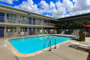 una gran piscina frente a un hotel en Motel 6-Kingsville, TX, en Kingsville