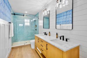 een badkamer met een wastafel en een douche bij Azul Resort Siesta Key in Siesta Key +29 foto's