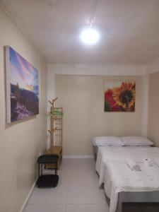 En eller flere senge i et værelse på Casa Feliz Apartments Baguio