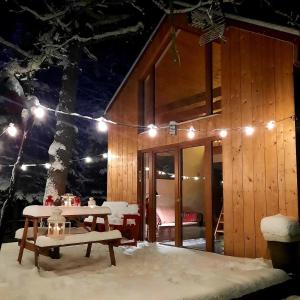 een huis met een tafel in de sneeuw 's nachts bij Physio House Sokolik in Komarno