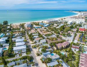 een luchtzicht op een resort in de buurt van het strand bij Azul Resort Siesta Key in Siesta Key