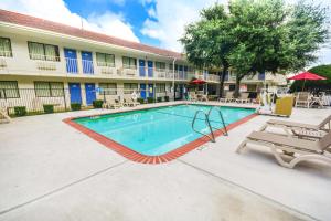 Bazén v ubytování Motel 6-Huntsville, TX nebo v jeho okolí