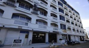 Tòa nhà nơi khách sạn tọa lạc