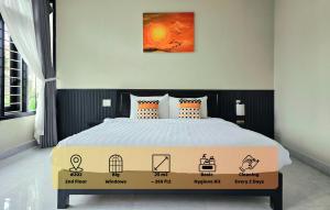 een slaapkamer met een groot bed met een foto aan de muur bij Flamingo Homestay - Spacious Room with Comfortable Spring Mattress - 200m from Hoi An Ancient Town & Night Market in Hội An