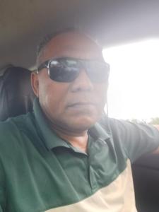 American Samoa的坐在汽车里戴太阳镜的男人