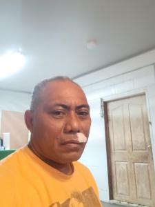 American Samoa的一个脸上贴着纸的男人