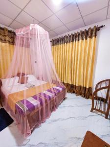 En eller flere senge i et værelse på Samuu Homestay Mirissa
