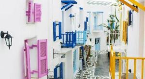 un gruppo di edifici con porte e finestre colorate di Phattrasom Villa a Petchaburi