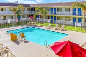 Bazén v ubytování Motel 6-Phoenix, AZ - North Bell Road nebo v jeho okolí