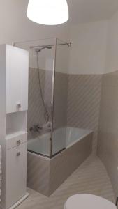 een badkamer met een douche met een glazen deur bij Vicolo 39 in Picerno +13 foto's