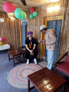 Ein Mann steht neben einer Frau im Wohnzimmer. in der Unterkunft Veda Heritage Haveli in Udaipur + 94 Fotos