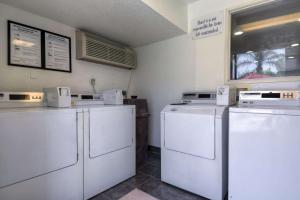 A kitchen or kitchenette at Motel 6-Jurupa Valley, CA - Riverside West