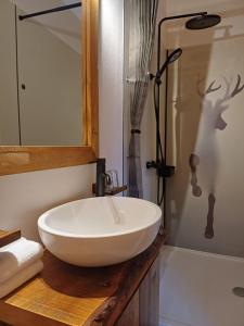 een badkamer met een witte wastafel en een douche bij Stay Novy in Bach +65 foto's