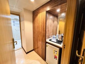 una piccola cucina con lavello e fornello di فندق الريادة جراند a La Mecca