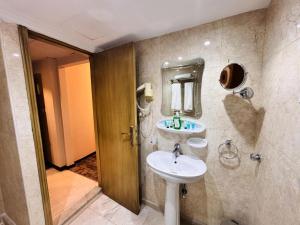 un bagno con lavandino e specchio di فندق الريادة جراند a La Mecca Altre 64 foto